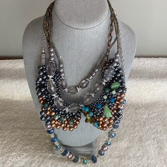 Vintage and Costume Jewelry Lot with Earrings, Necklaces, and Bracelets [1 lb] C - Picture 4 of 5